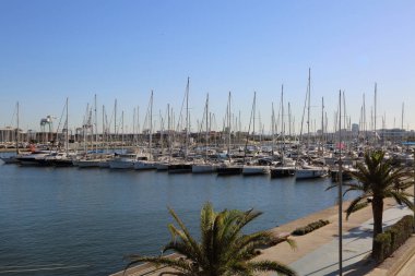 Valencia, İspanya - 20 Haziran 2018: Güzel manzara yatlar ve liman yaz sezonu, Valencia, İspanya