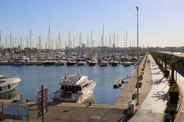 Valencia, İspanya - 20 Haziran 2018: Güzel manzara yatlar ve liman yaz sezonu, Valencia, İspanya