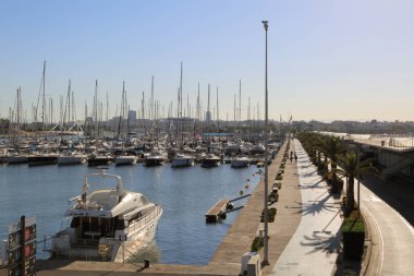Valencia, İspanya - 20 Haziran 2018: Güzel manzara yatlar ve liman yaz sezonu, Valencia, İspanya