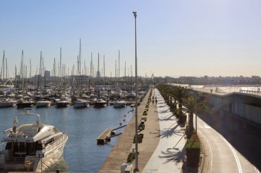 Valencia, İspanya - 20 Haziran 2018: Güzel manzara yatlar ve liman yaz sezonu, Valencia, İspanya