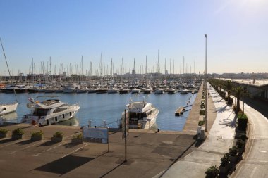 Valencia, İspanya - 20 Haziran 2018: Güzel manzara yatlar ve liman yaz sezonu, Valencia, İspanya