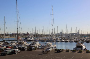 Valencia, İspanya - 20 Haziran 2018: Güzel manzara yatlar ve liman yaz sezonu, Valencia, İspanya