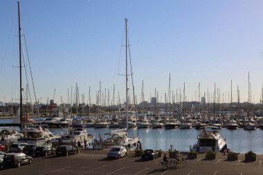 Valencia, İspanya - 20 Haziran 2018: Güzel manzara yatlar ve liman yaz sezonu, Valencia, İspanya