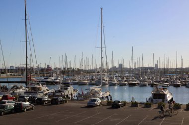 Valencia, İspanya - 20 Haziran 2018: Güzel manzara yatlar ve liman yaz sezonu, Valencia, İspanya