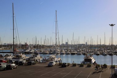 Valencia, İspanya - 20 Haziran 2018: Güzel manzara yatlar ve liman yaz sezonu, Valencia, İspanya