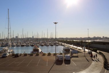 Valencia, İspanya - 20 Haziran 2018: Güzel manzara yatlar ve liman yaz sezonu, Valencia, İspanya