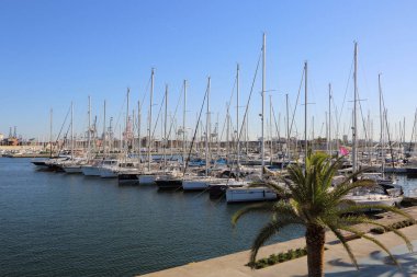 Valencia, İspanya - 20 Haziran 2018: Güzel manzara yatlar ve liman yaz sezonu, Valencia, İspanya
