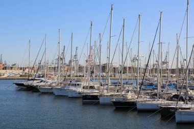 Valencia, İspanya - 20 Haziran 2018: Güzel manzara yatlar ve liman yaz sezonu, Valencia, İspanya