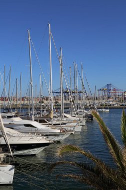 Valencia, İspanya - 20 Haziran 2018: Güzel manzara yatlar ve liman yaz sezonu, Valencia, İspanya