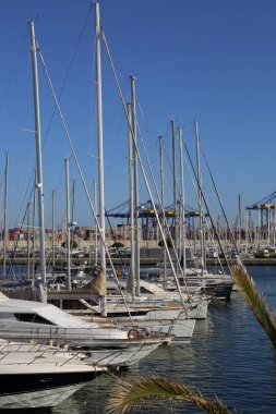 Valencia, İspanya - 20 Haziran 2018: Güzel manzara yatlar ve liman yaz sezonu, Valencia, İspanya
