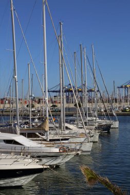 Valencia, İspanya - 20 Haziran 2018: Güzel manzara yatlar ve liman yaz sezonu, Valencia, İspanya
