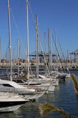 Valencia, İspanya - 20 Haziran 2018: Güzel manzara yatlar ve liman yaz sezonu, Valencia, İspanya
