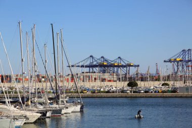 Valencia, İspanya - 20 Haziran 2018: Güzel manzara yatlar ve liman yaz sezonu, Valencia, İspanya