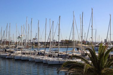 Valencia, İspanya - 20 Haziran 2018: Güzel manzara yatlar ve liman yaz sezonu, Valencia, İspanya