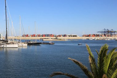 Valencia, İspanya - 20 Haziran 2018: Güzel manzara yatlar ve liman yaz sezonu, Valencia, İspanya