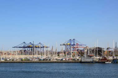 Valencia, İspanya - 20 Haziran 2018: Güzel manzara yatlar ve liman yaz sezonu, Valencia, İspanya