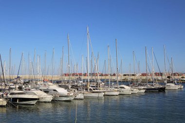 Valencia, İspanya - 20 Haziran 2018: Güzel manzara yatlar ve liman yaz sezonu, Valencia, İspanya