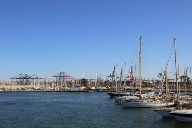 Valencia, İspanya - 20 Haziran 2018: Güzel manzara yatlar ve liman yaz sezonu, Valencia, İspanya