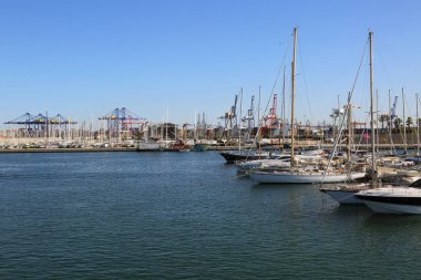 Valencia, İspanya - 20 Haziran 2018: Güzel manzara yatlar ve liman yaz sezonu, Valencia, İspanya