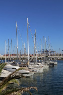 Valencia, İspanya - 20 Haziran 2018: Güzel manzara yatlar ve liman yaz sezonu, Valencia, İspanya