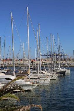 Valencia, İspanya - 20 Haziran 2018: Güzel manzara yatlar ve liman yaz sezonu, Valencia, İspanya