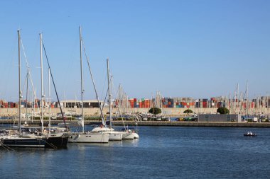 Valencia, İspanya - 20 Haziran 2018: Güzel manzara yatlar ve liman yaz sezonu, Valencia, İspanya