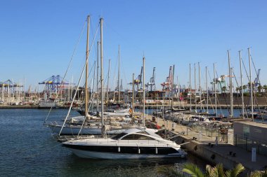 Valencia, İspanya - 20 Haziran 2018: Güzel manzara yatlar ve liman yaz sezonu, Valencia, İspanya