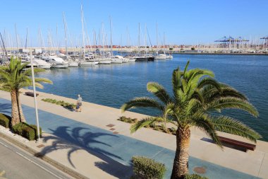 Valencia, İspanya - 20 Haziran 2018: Güzel manzara yatlar ve liman yaz sezonu, Valencia, İspanya