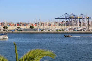 Valencia, İspanya - 20 Haziran 2018: Güzel manzara yatlar ve liman yaz sezonu, Valencia, İspanya