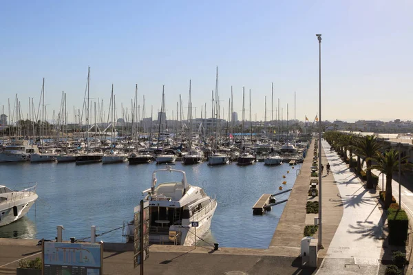 Valencia Spanien Juni 2018 Vacker Utsikt Yachter Och Hamn Sommarsäsongen — Stockfoto