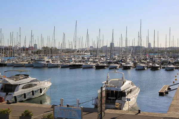Valencia, İspanya - 20 Haziran 2018: Güzel manzara yatlar ve liman yaz sezonu, Valencia, İspanya