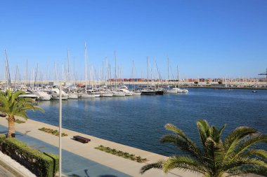 Valencia, İspanya - 20 Haziran 2018: Güzel manzara yatlar ve liman yaz sezonu, Valencia, İspanya