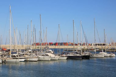 Valencia, İspanya - 20 Haziran 2018: Güzel manzara yatlar ve liman yaz sezonu, Valencia, İspanya