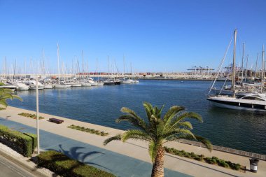 Valencia, İspanya - 20 Haziran 2018: Güzel manzara yatlar ve liman yaz sezonu, Valencia, İspanya