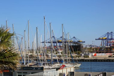 Valencia, İspanya - 20 Haziran 2018: Güzel manzara yatlar ve liman yaz sezonu, Valencia, İspanya