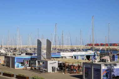 Valencia, İspanya - 20 Haziran 2018: Güzel manzara yatlar ve liman yaz sezonu, Valencia, İspanya