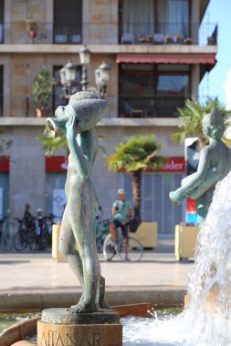 Valencia, İspanya - 21 Haziran 2018. İnsanlar üzerinde çeşme Rio Turia Meydanı Virgin Saint Mary, Valencia, İspanya.