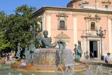 Valencia, İspanya - 21 Haziran 2018. İnsanlar üzerinde çeşme Rio Turia Meydanı Virgin Saint Mary, Valencia, İspanya.