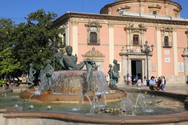 Valencia, İspanya - 21 Haziran 2018. İnsanlar üzerinde çeşme Rio Turia Meydanı Virgin Saint Mary, Valencia, İspanya.