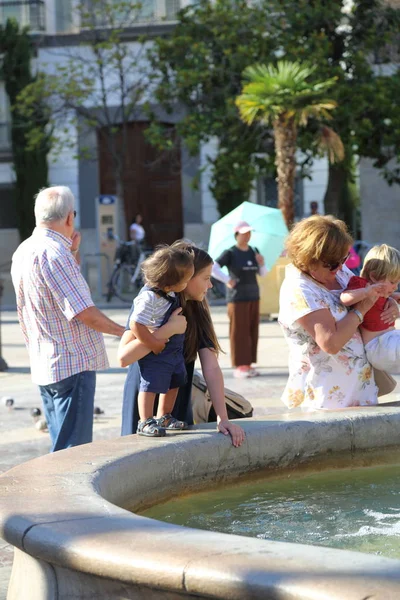 Valencia Espanha Junho 2018 Pessoas Sobre Fonte Rio Turia Praça — Fotografia de Stock