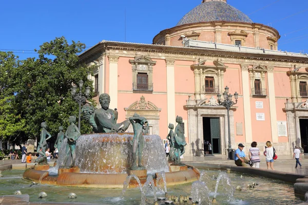 Valencia Spanien Juni 2018 Menschen Über Brunnen Rio Turia Auf — Stockfoto