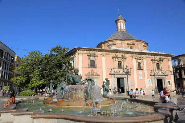 Valencia Spanien Juni 2018 Menschen Über Brunnen Rio Turia Auf — Stockfoto