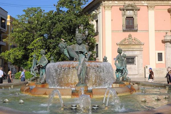 Valencia Spanien Juni 2018 Menschen Über Brunnen Rio Turia Auf — Stockfoto