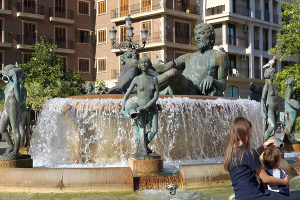 Valencia Espanha Junho 2018 Pessoas Sobre Fonte Rio Turia Praça — Fotografia de Stock