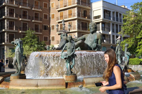 Valencia Spanje Juni 2018 Mensen Boven Fontein Rio Turia Het — Stockfoto