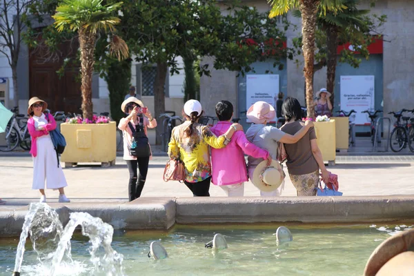 Valencia Spanje Juni 2018 Mensen Boven Fontein Rio Turia Het — Stockfoto