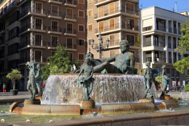 Valencia, İspanya - 21 Haziran 2018. İspanya Plaza de la Virgen meydanında Valencia Turia nehir çeşme.