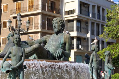 Valencia, İspanya - 21 Haziran 2018. İspanya Plaza de la Virgen meydanında Valencia Turia nehir çeşme.