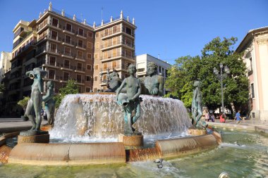 Valencia, İspanya - 21 Haziran 2018. İspanya Plaza de la Virgen meydanında Valencia Turia nehir çeşme.