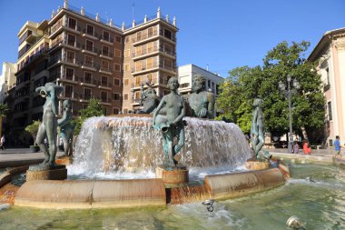 Valencia, İspanya - 21 Haziran 2018. İspanya Plaza de la Virgen meydanında Valencia Turia nehir çeşme.